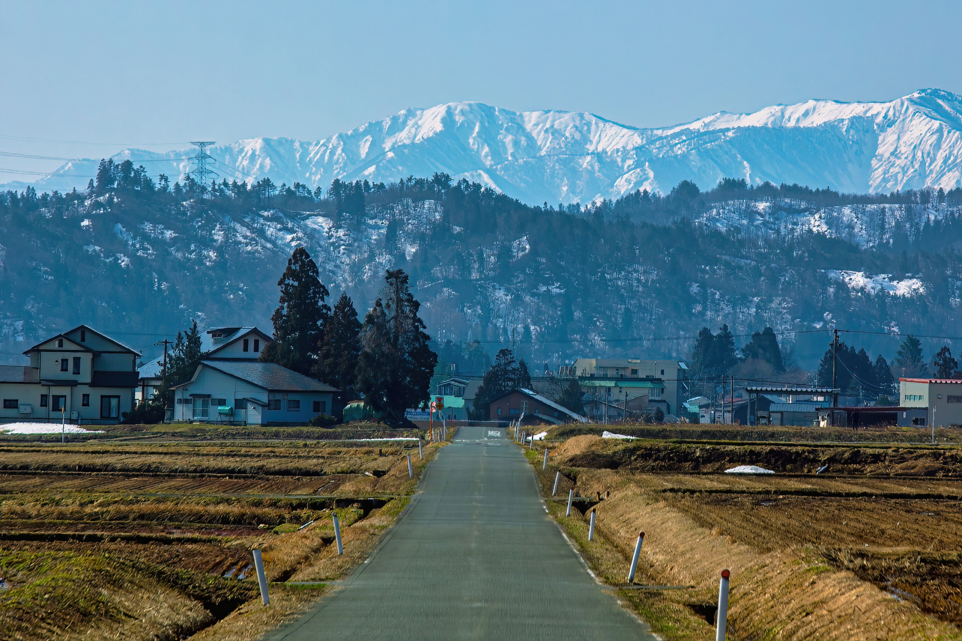 信州の山と田畑の風景